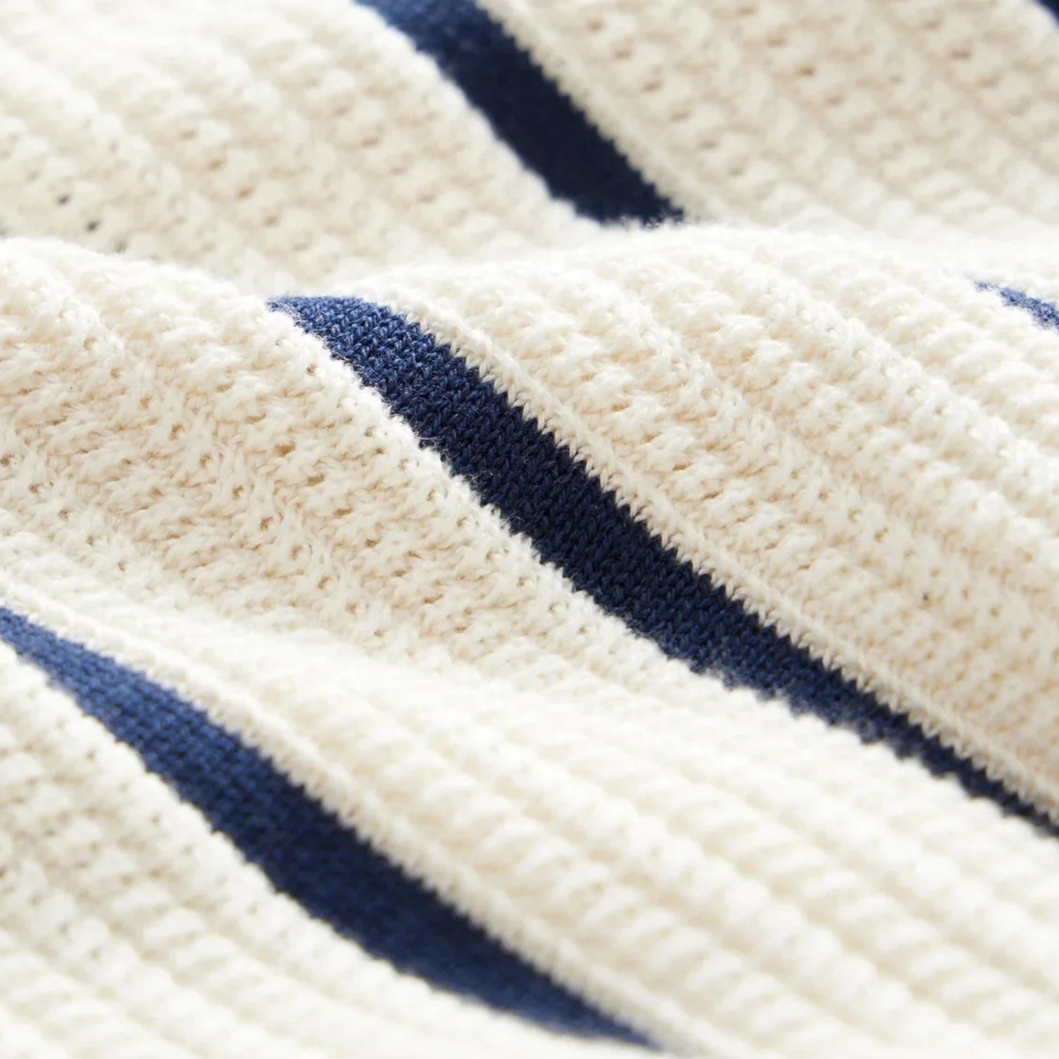 Men's Short-Sleeve Knitted Polo with Vertical Rib Texture and Buttoned Placket